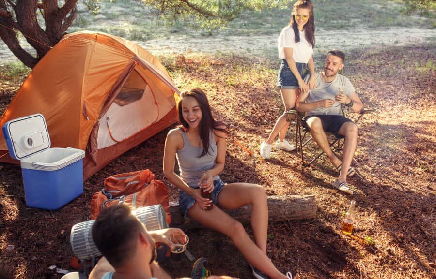 grupo de amigos en un camping de Málaga