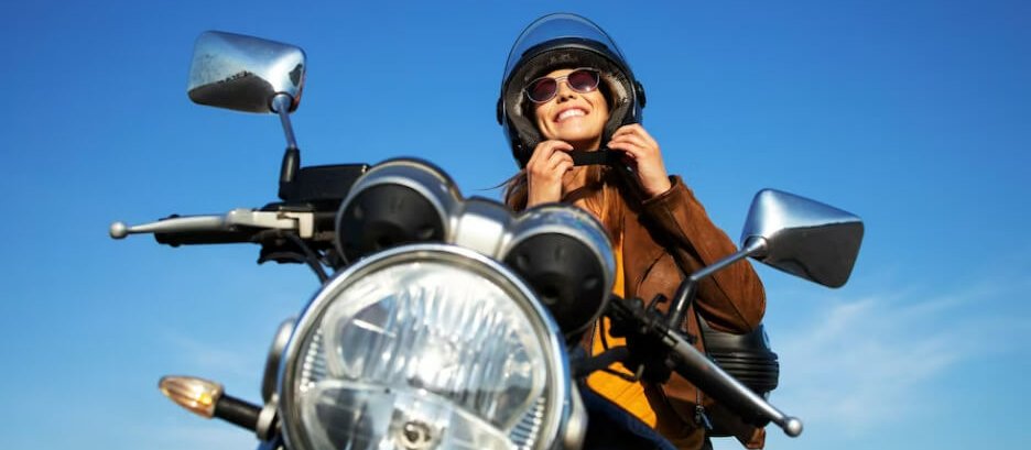 chica en moto feliz porque puede entrar en la ZBE de Málaga