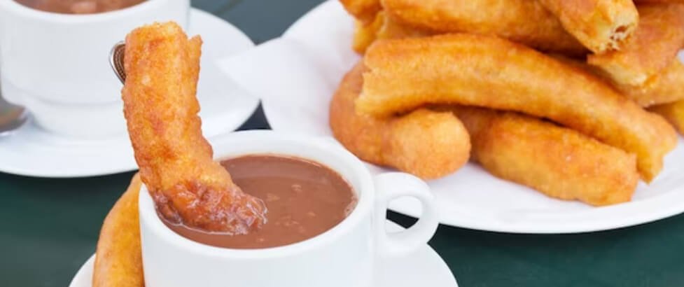 churro mojado en chocolate