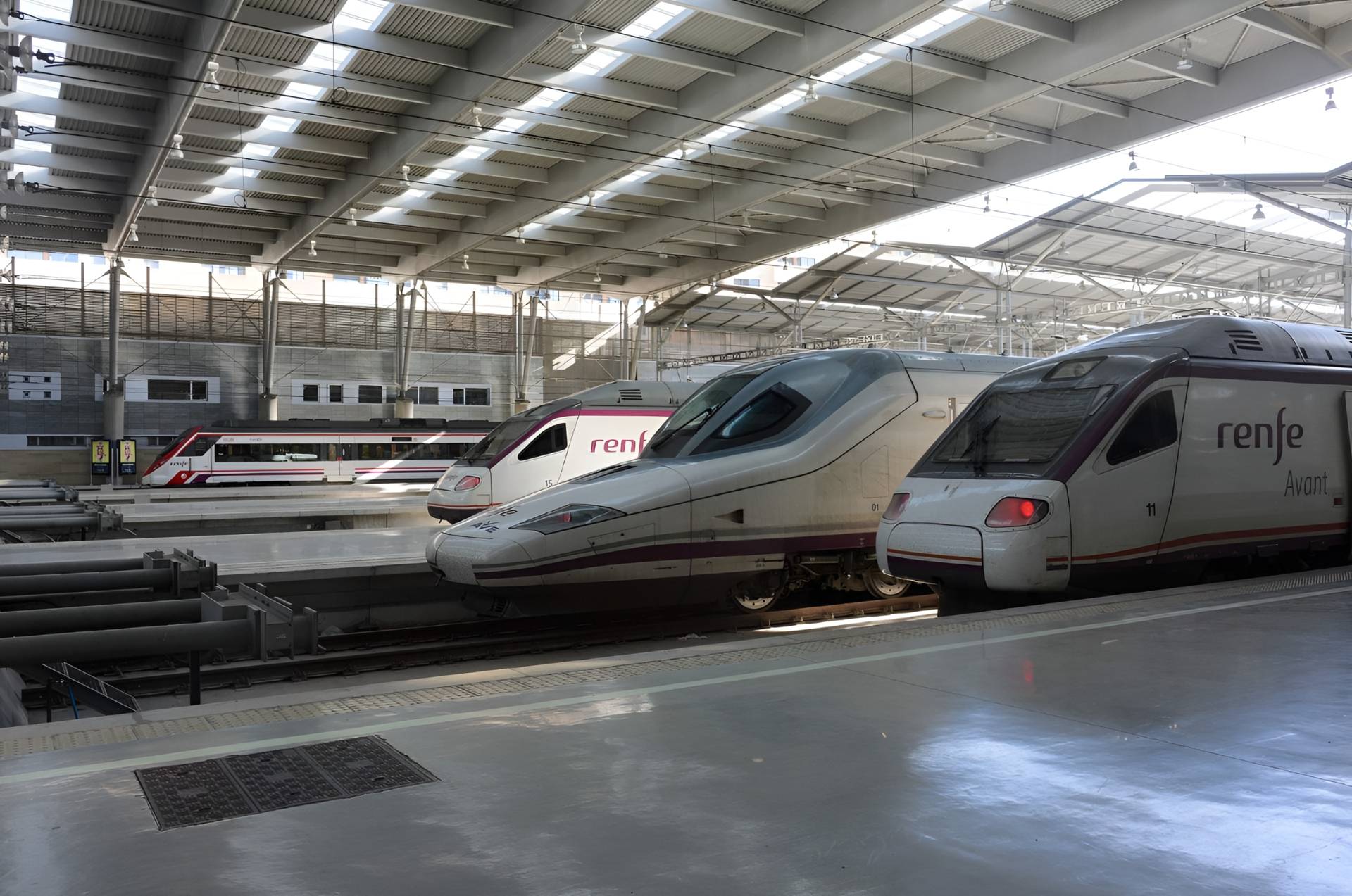 Se observa trenes de alta velocidad en la estación María Zambrano de Málaga