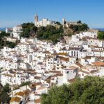 Se observa una vista panorámica del pueblo de Casares