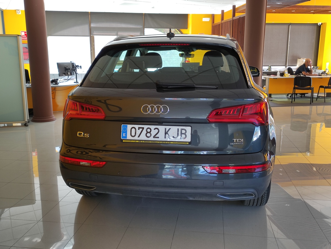 Vistas de la parte trasera del Audi Q5 de Yellow Car