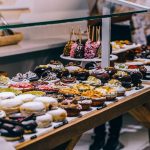 Vitrina con dulces navideños típicos de Málaga