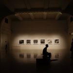 Se observa una galería de un museo de Málaga