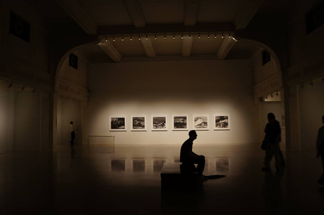 Se observa una galería de un museo de Málaga