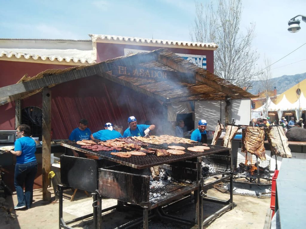 Personas haciendo asado en la Feria de los Países de Fuengirola