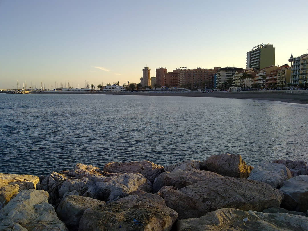 Imagen panorámica de la costa de Fuengirola