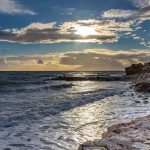 Foto panorámica de una de las mejores playas nudistas en Málaga.