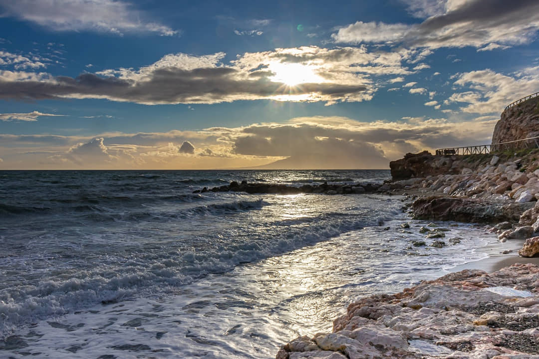 Foto panorámica de una de las mejores playas nudistas en Málaga.