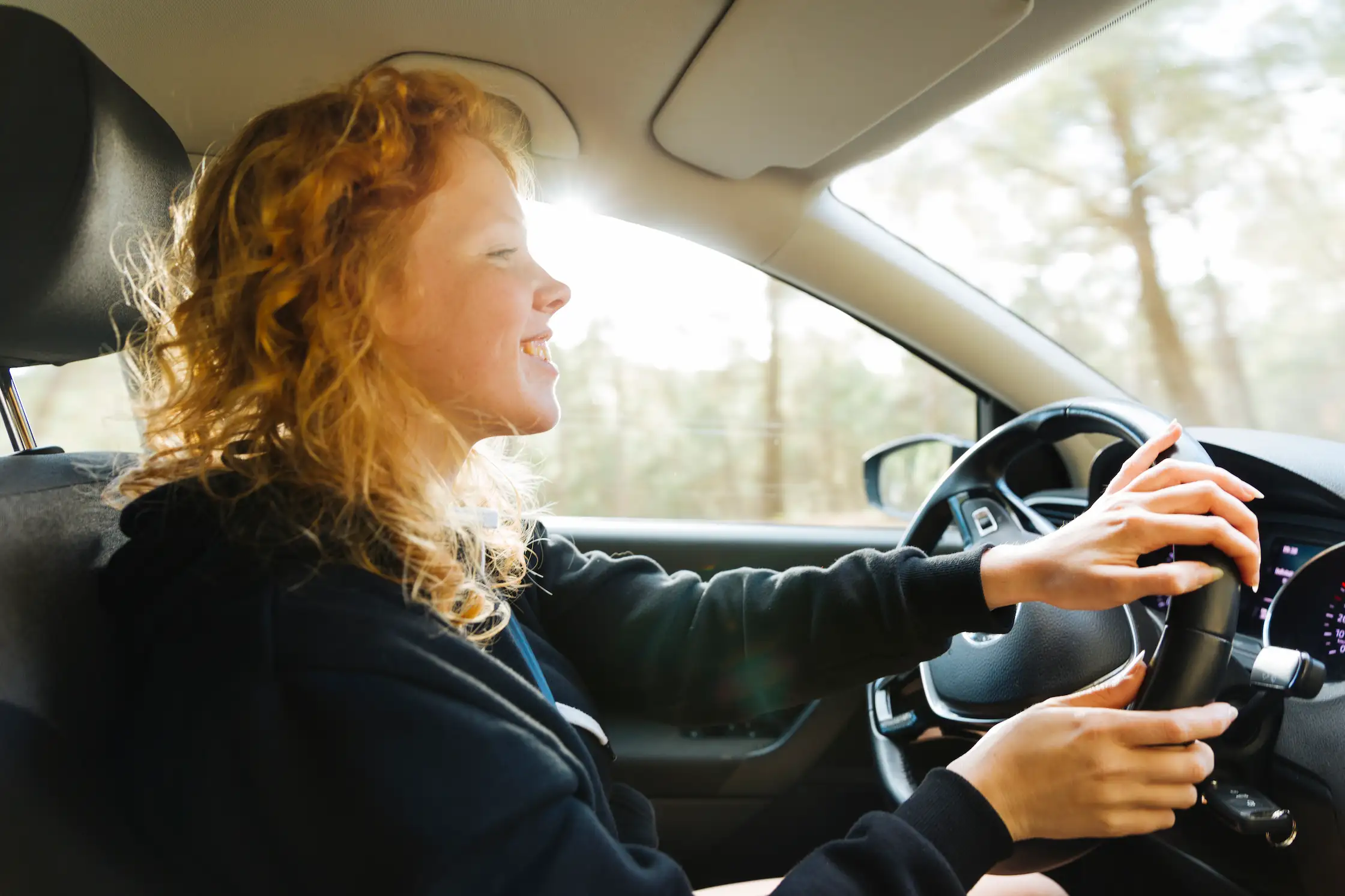 Mujer siguiendo las claves de conduccion eficiente