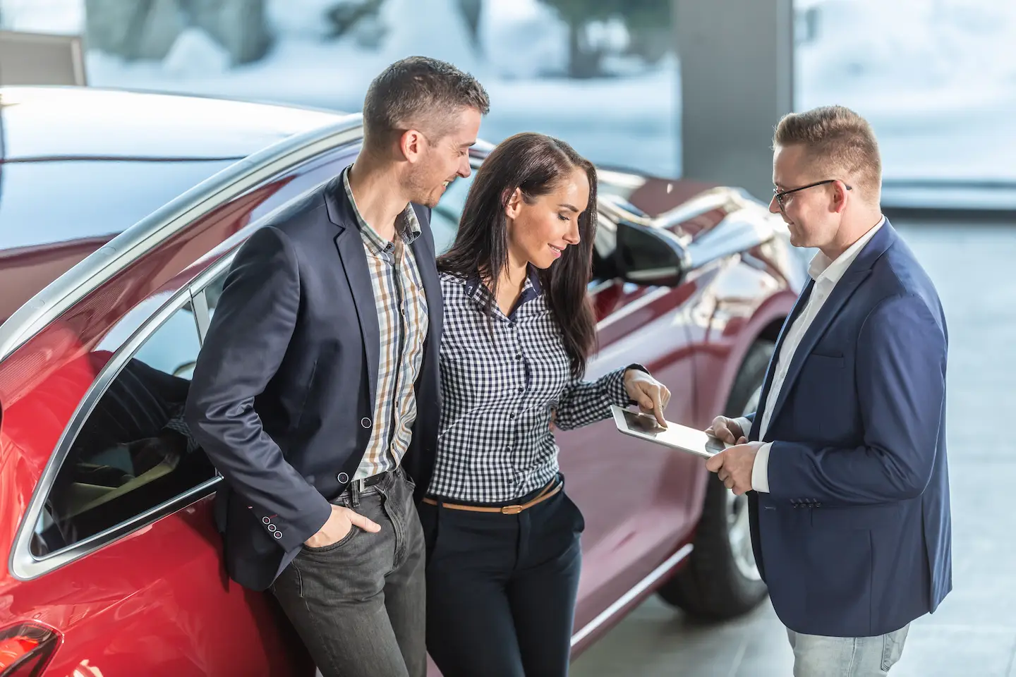 Mujer mira detalles para elegir coche de alquiler perfecto