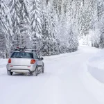 Paisaje nevado de montaña en la Sierra de las Nieves, ideal para una ruta de invierno por Málaga en un coche de alquiler Yellow Car