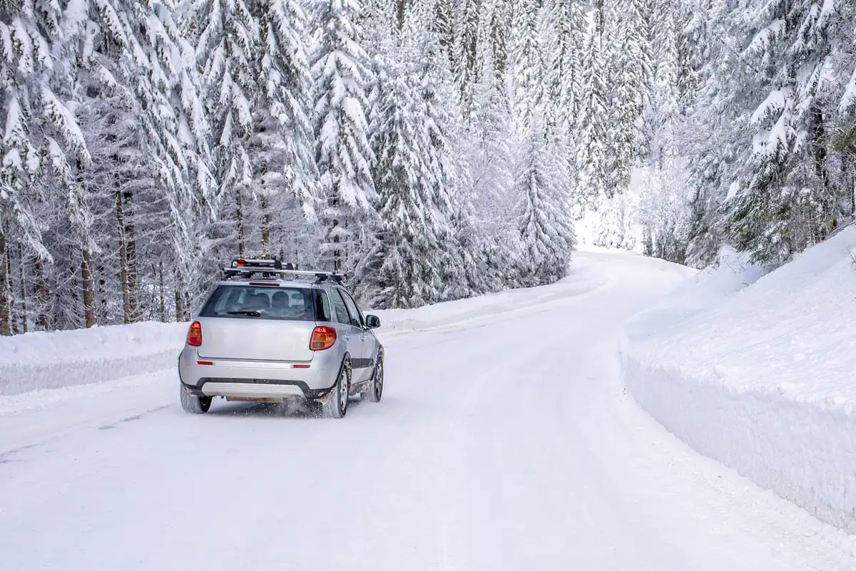 Paisaje nevado de montaña en la Sierra de las Nieves, ideal para una ruta de invierno por Málaga en un coche de alquiler Yellow Car